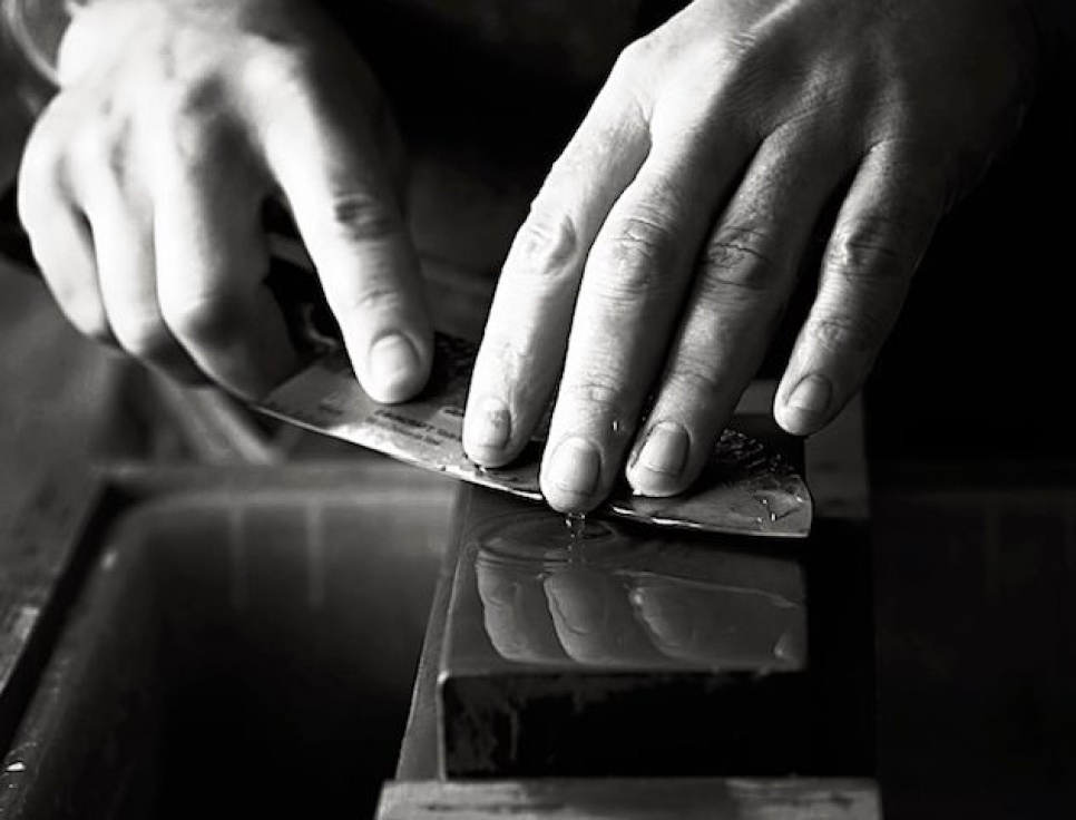 Learn to sharpen a knife on wet stone with Niklas Ekelund (Malmöbutiken) in der Gruppe bei The Kitchen Lab (1317-27040)