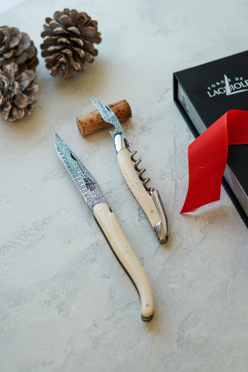 Klappmesser und Kellnermesser aus Mammuthorn, damasziert - Forge de Laguiole