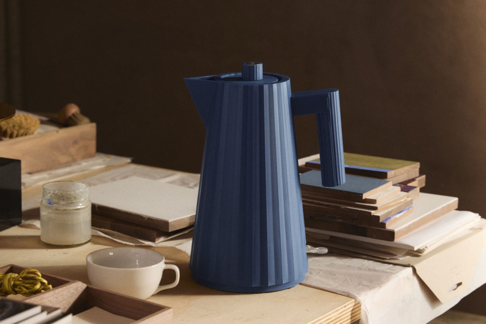 Wasserkocher, Plissé, Blau - Alessi - 1,7 Liter