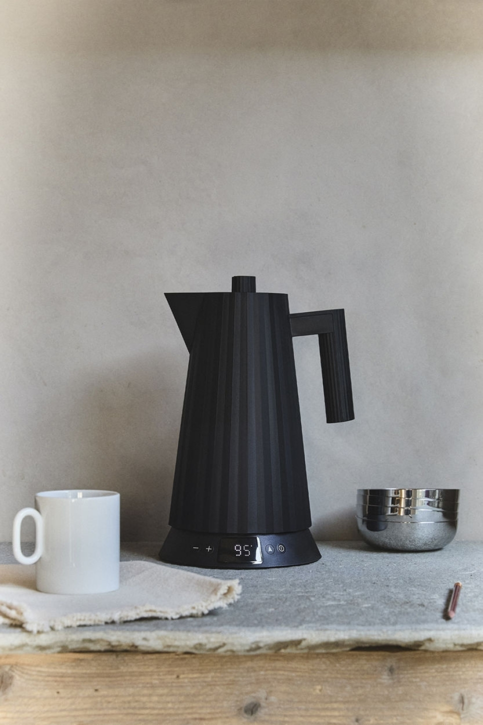 Wasserkocher mit Temperaturregelung, Plissé, Schwarz - Alessi