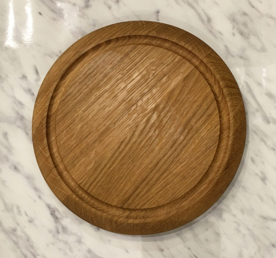 Rundes Schneidebrett, Eiche geölt, Ø25 cm - Breka in der Gruppe Kochen / Küchenutensilien / Schneidebretter bei The Kitchen Lab (1478-13077)