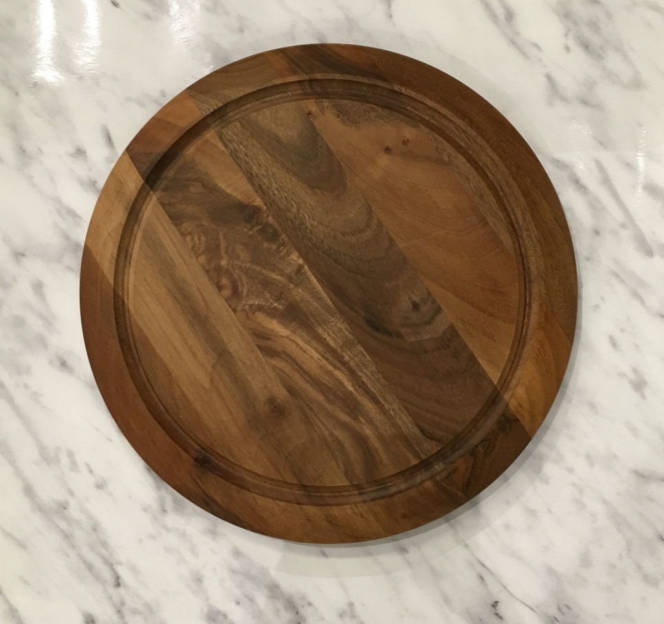 Rundes Schneidebrett, Nussbaum geölt, Ø25 cm- Breka in der Gruppe Kochen / Küchenutensilien / Schneidebretter bei The Kitchen Lab (1478-13079)