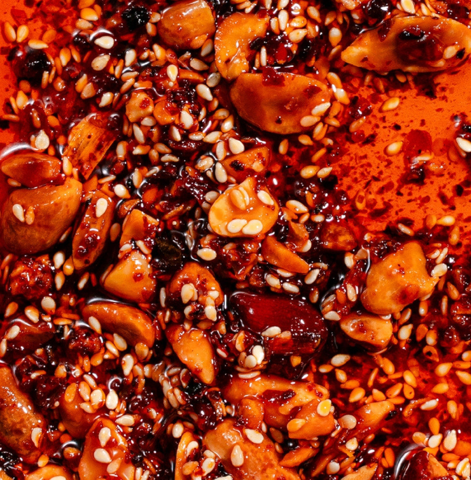 Erdnuss Rãyu, Knuspriges Chiliöl mit Erdnüssen und Sesam, 240 g - White Mausu